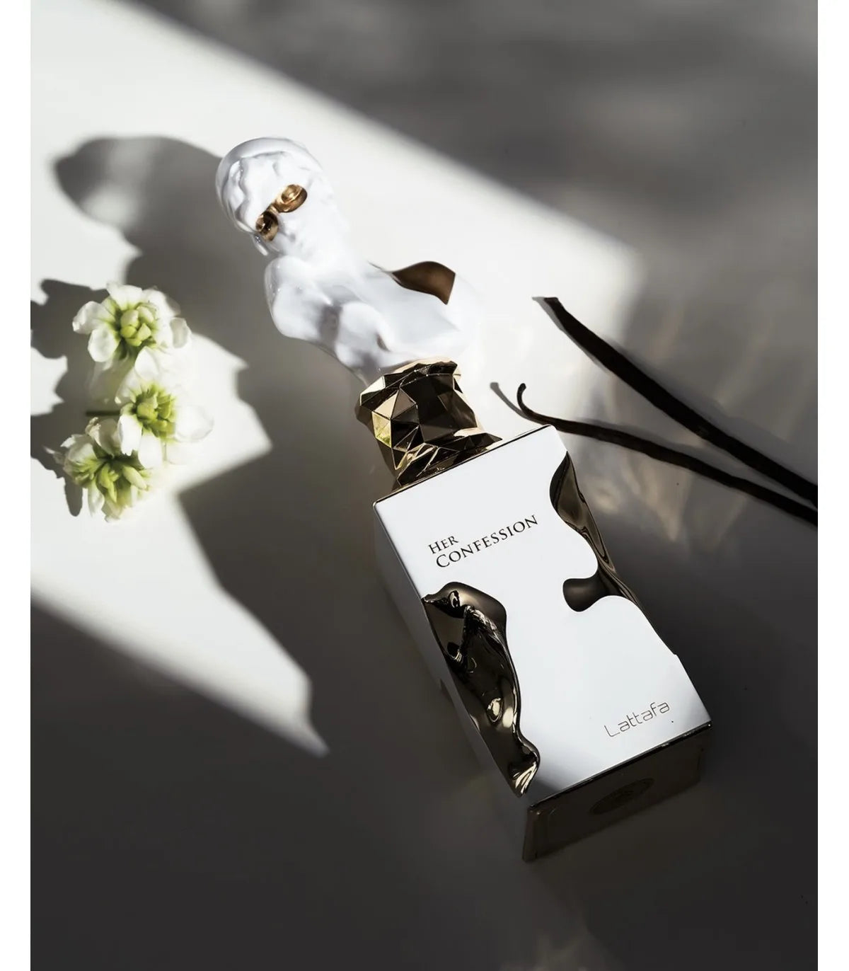 Lattafa Her Confession – Eau de Parfum (100ml) | A Elegância Esculpida em Flor e Madeira